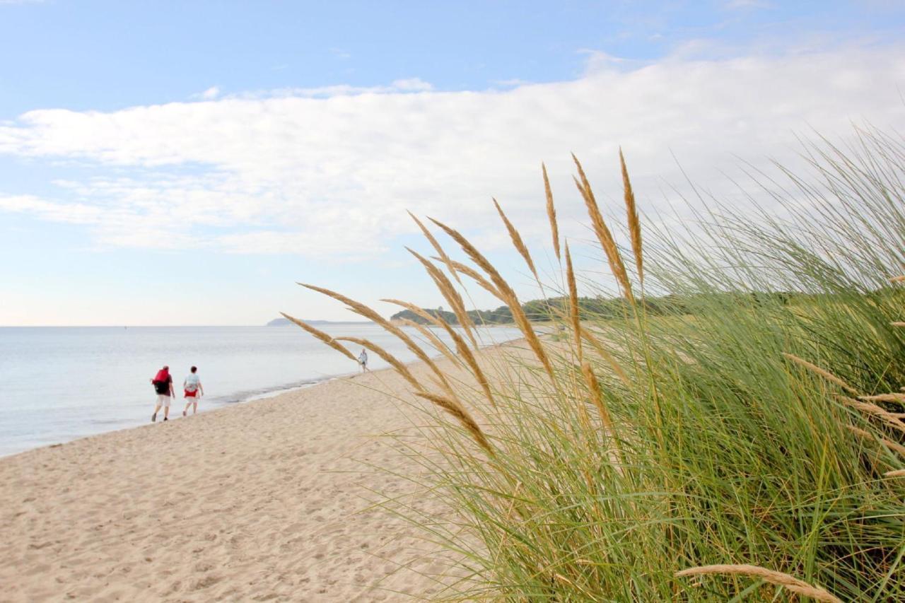 Strandnah Mit Terrasse, Gratis Nutzung Vom Ahoi Erlebnisbad Und Sauna In Sellin - Strandhaus Moenchgut Fewo06 Lobbe Exterior foto